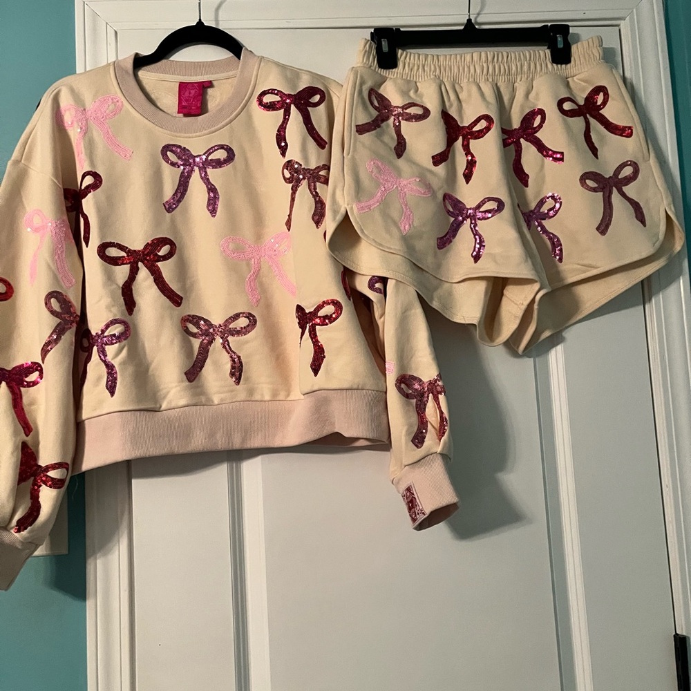 QUEEN OF SPARKLES Cream Bow-Print Set with Pink and Magenta Bows